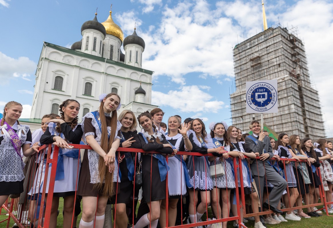 Последний звонок прозвучал для выпускников города Пскова.