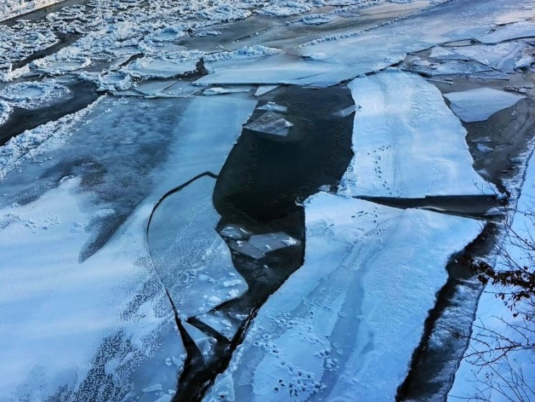 На псковских водоёмах начался процесс лёдообразования.