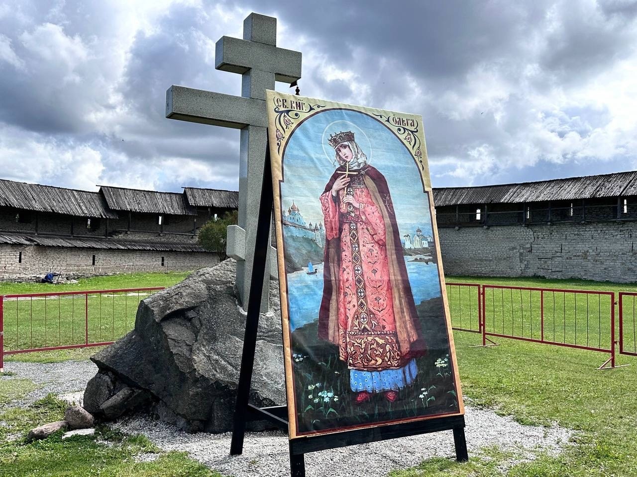 Торжественный молебен у стен Псковского кремля прошел в День памяти святой княгини Ольги.