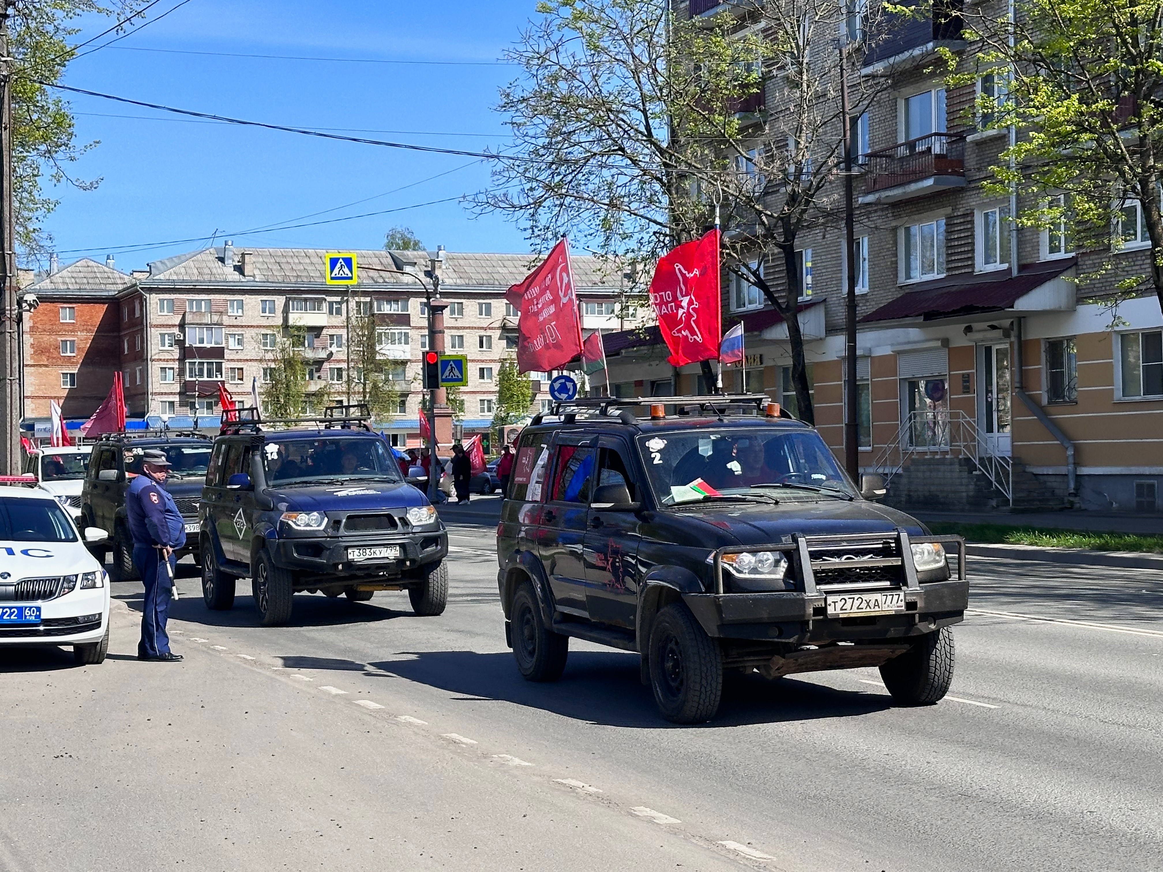 Участники автопробега «Огонь Памяти» передали псковичам частицу Вечного огня с Поклонной горы.