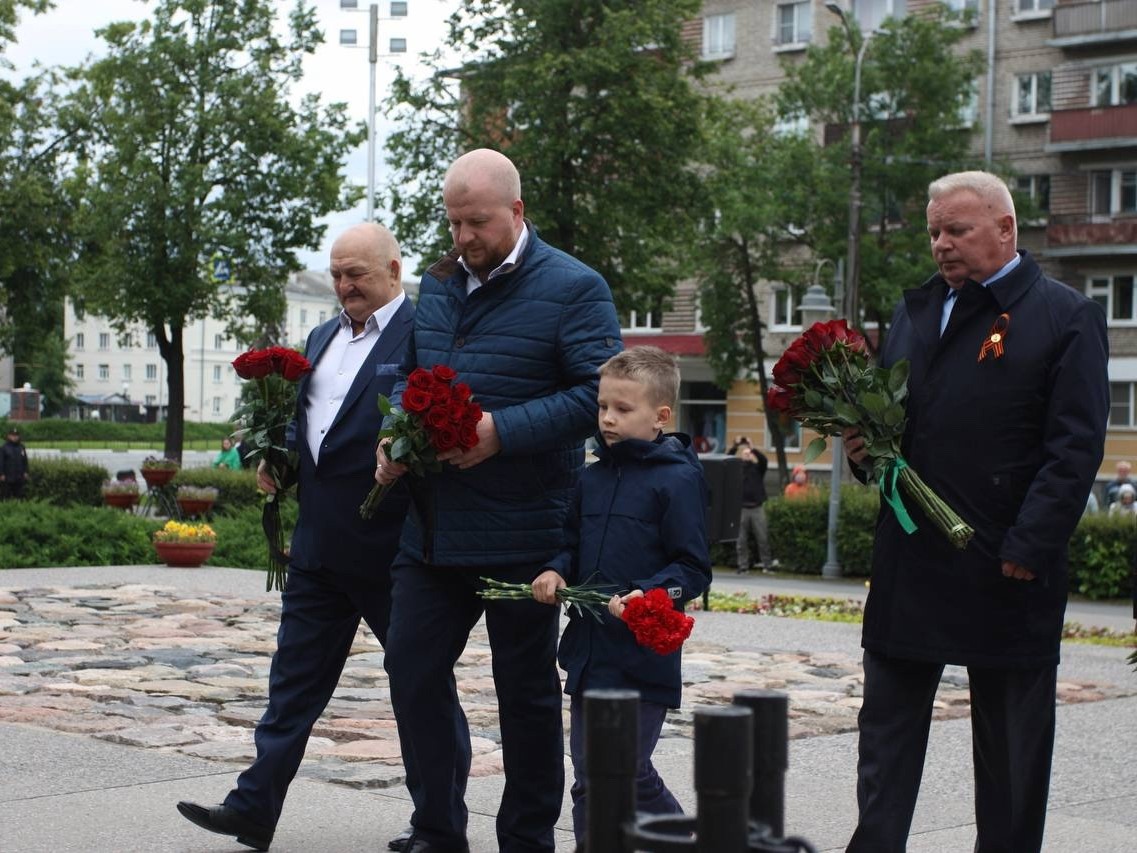 Возложение цветов в честь Дня памяти и скорби прошло у Могилы Неизвестного солдата.