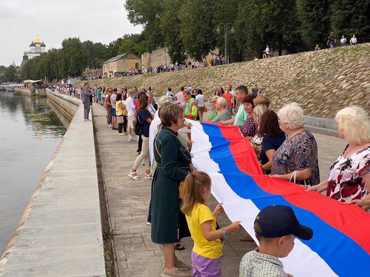 Глава города Борис Елкин поздравил псковичей с Днем государственного флага России.