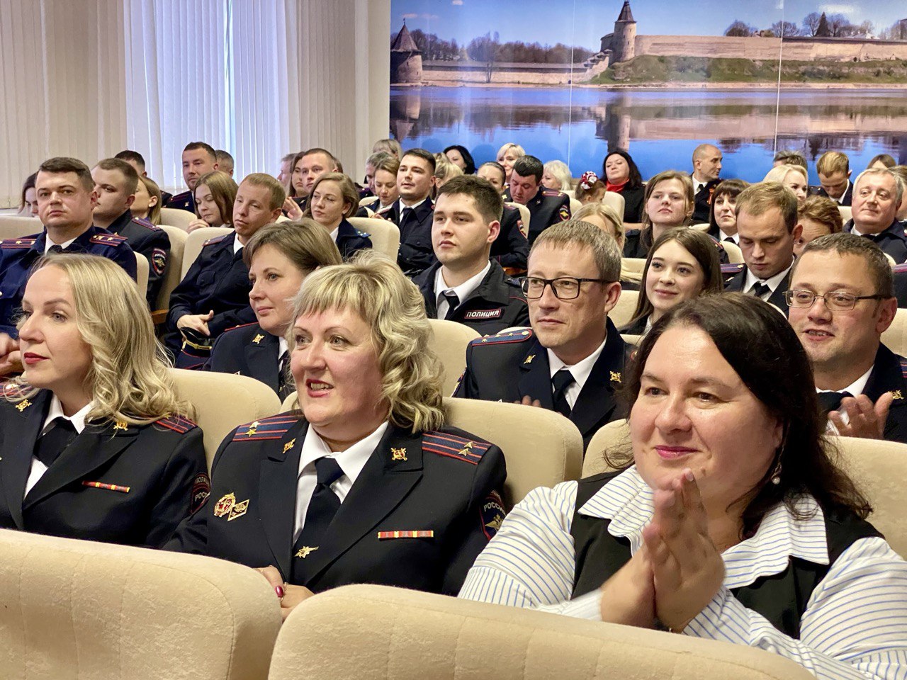 Сотрудники органов внутренних дел получили поздравления накануне праздника.