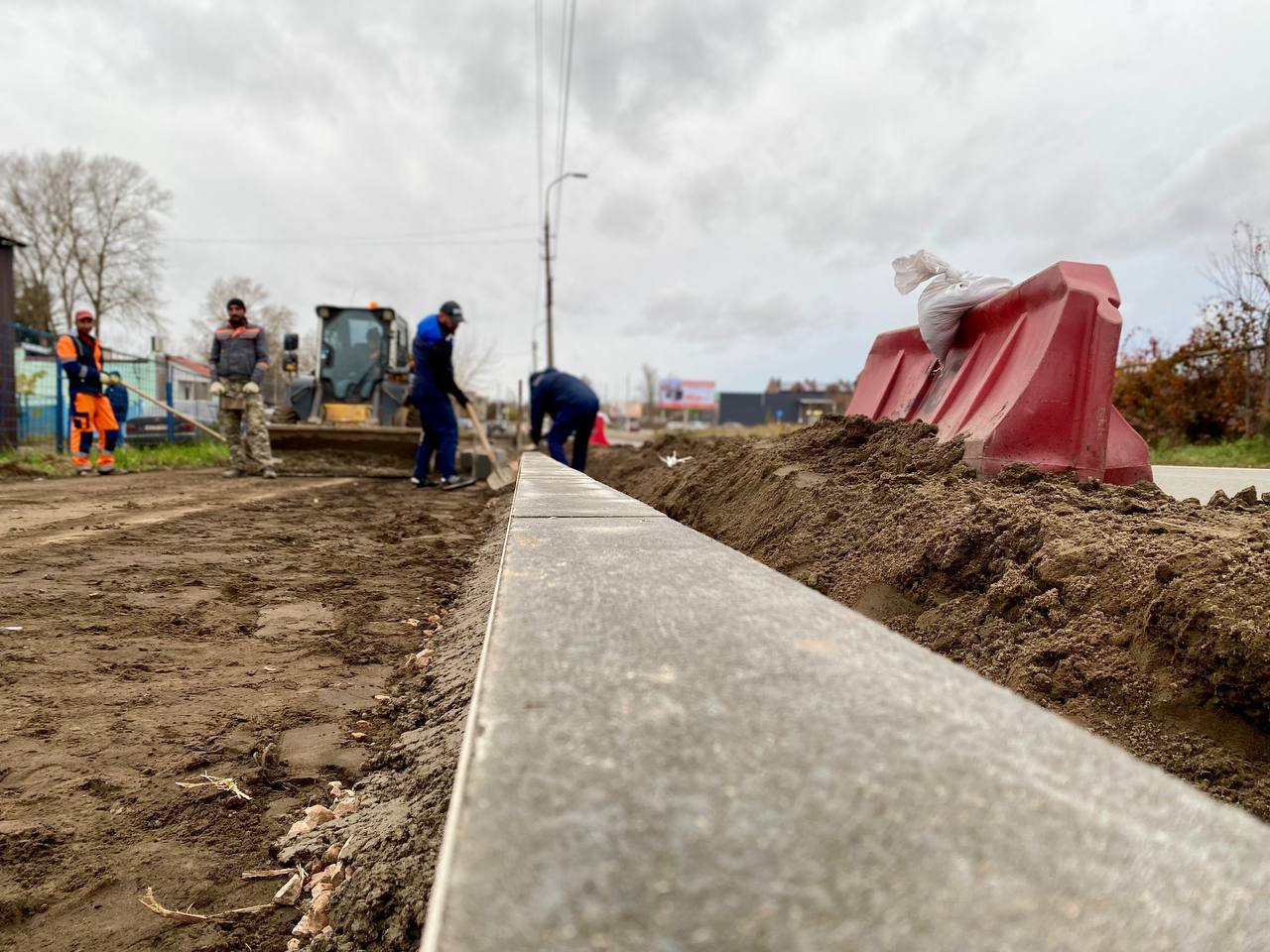 В Пскове стартовал ремонт тротуара на улице Яна Райниса.