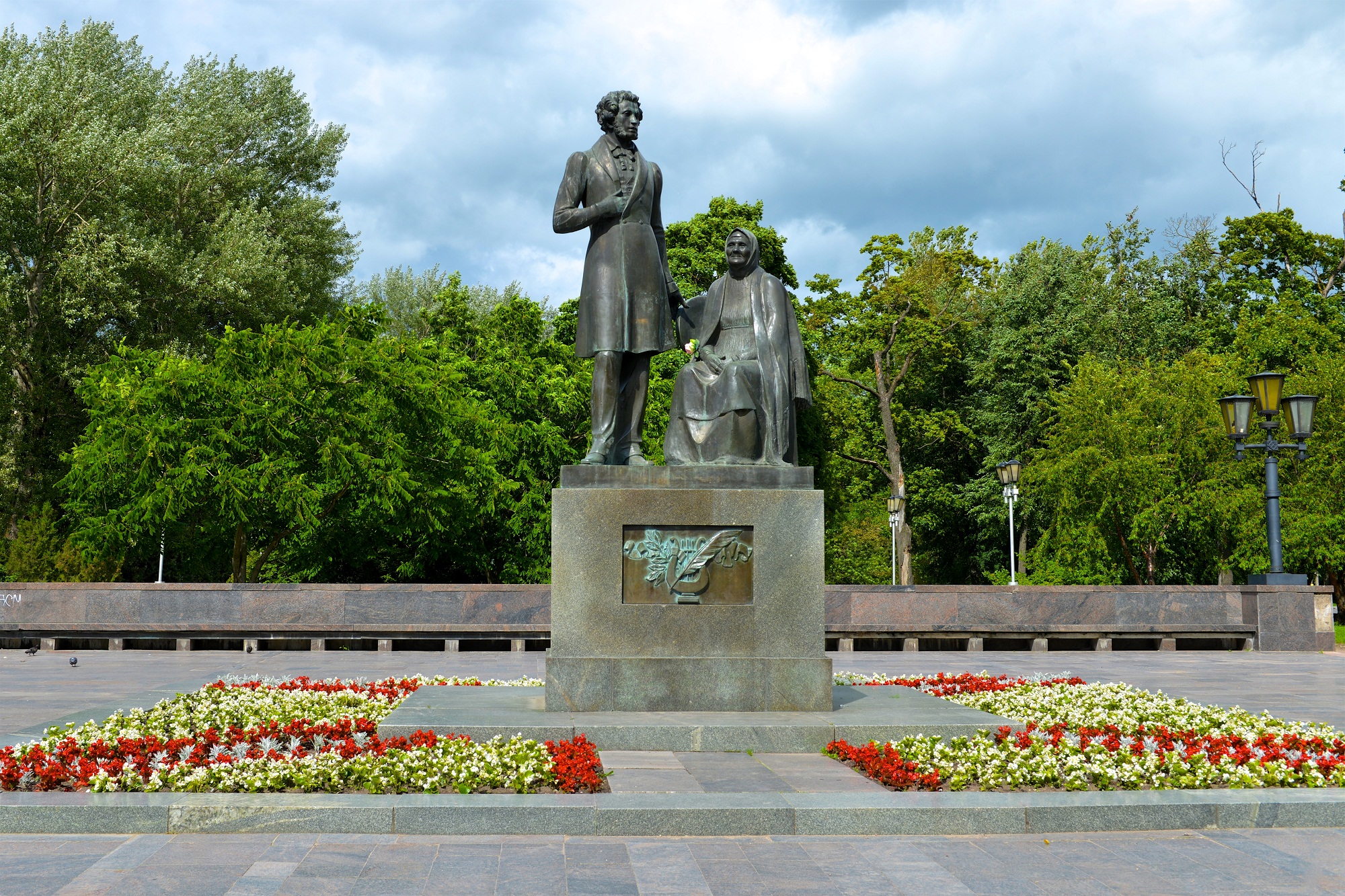 Памятник &amp;quot;Пушкин и крестьянка&amp;quot;.