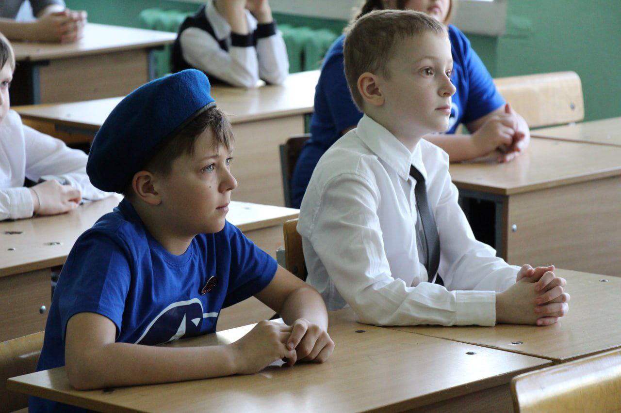 Сотрудники УФСБ организовали урок мужества в Естественно-математическом лицее.