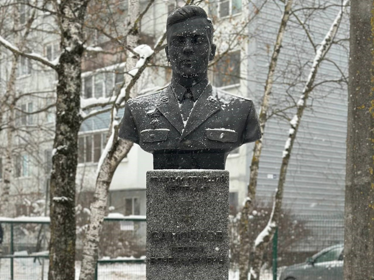 В Пскове установили бюст Герою России Сергею Самойлову. В Пскове установили бюст Герою России Сергею Самойлову.