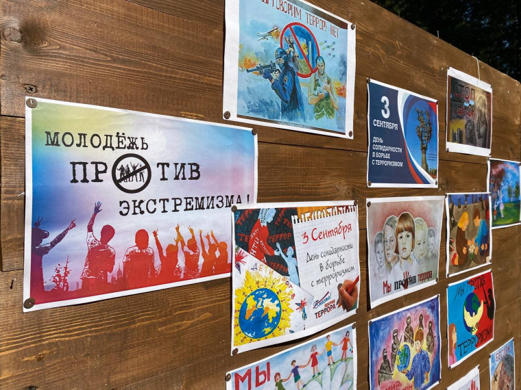 В Пскове состоялся митинг в память о погибших в Беслане . В Пскове состоялся митинг в память о погибших в Беслане .