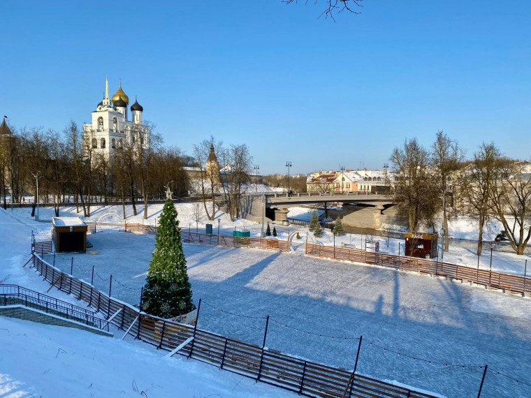 С 7 февраля начал работу каток у Троицкого моста. С 7 февраля начал работу каток у Троицкого моста.