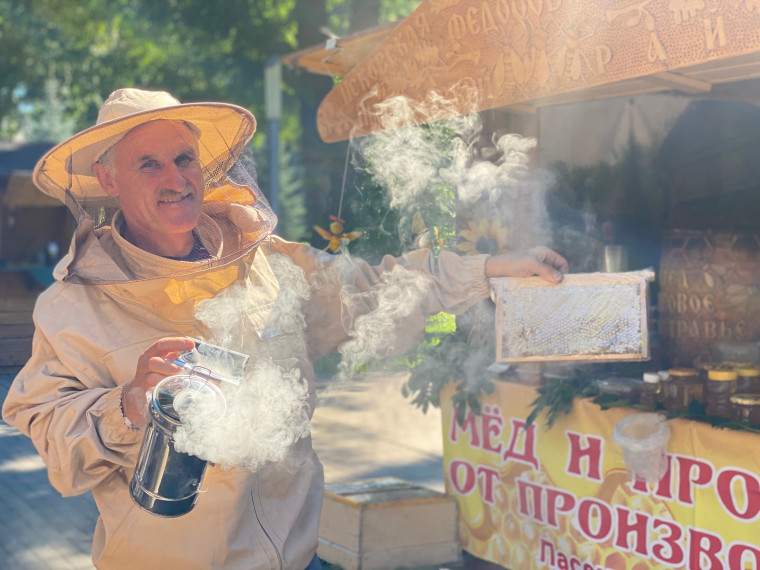 На Медовом фестивале свою продукцию представят 20 псковских производителей меда и ремесленников. На Медовом фестивале свою продукцию представят 20 псковских производителей меда и ремесленников.